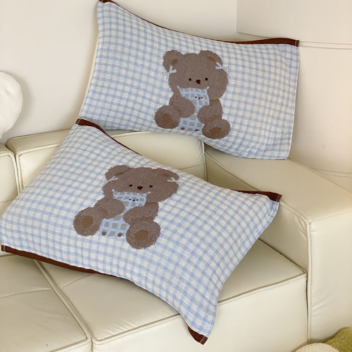 91家纺网 家纺一手货源 找家纺 麻依 2025新款治愈风全棉纯棉四层纱布枕巾 抱枕小熊