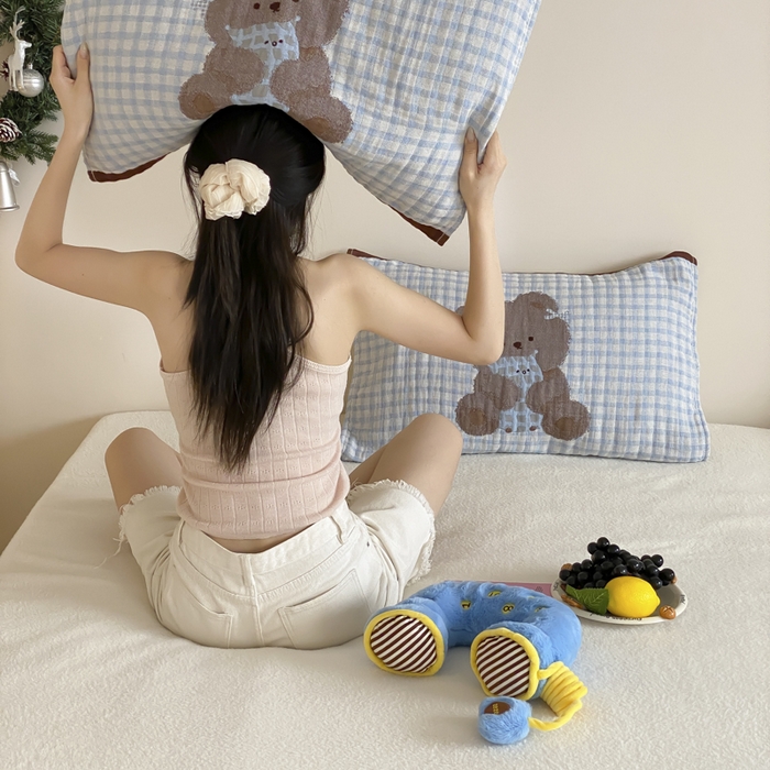 91家纺网 家纺一手货源 找家纺 麻依 2025新款治愈风全棉纯棉四层纱布枕巾 抱枕小熊