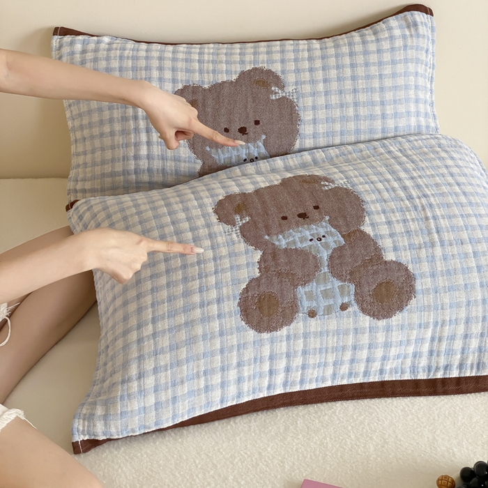 91家纺网 家纺一手货源 找家纺 麻依 2025新款治愈风全棉纯棉四层纱布枕巾 抱枕小熊