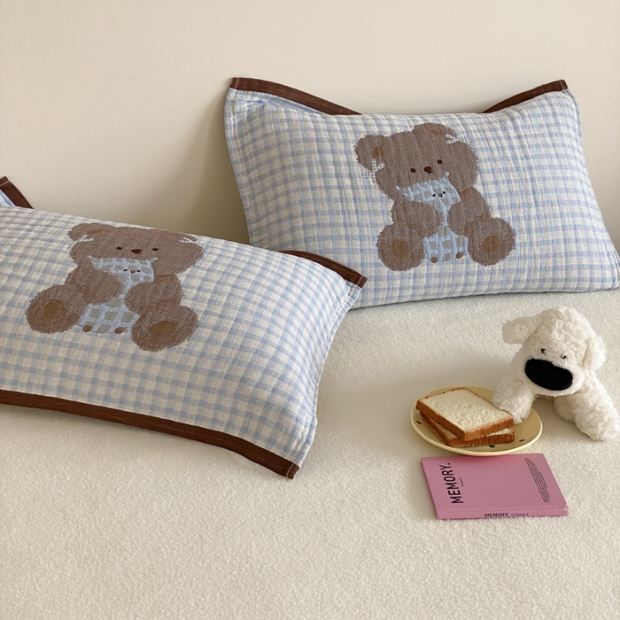 91家纺网 家纺一手货源 找家纺 麻依 2025新款治愈风全棉纯棉四层纱布枕巾 抱枕小熊