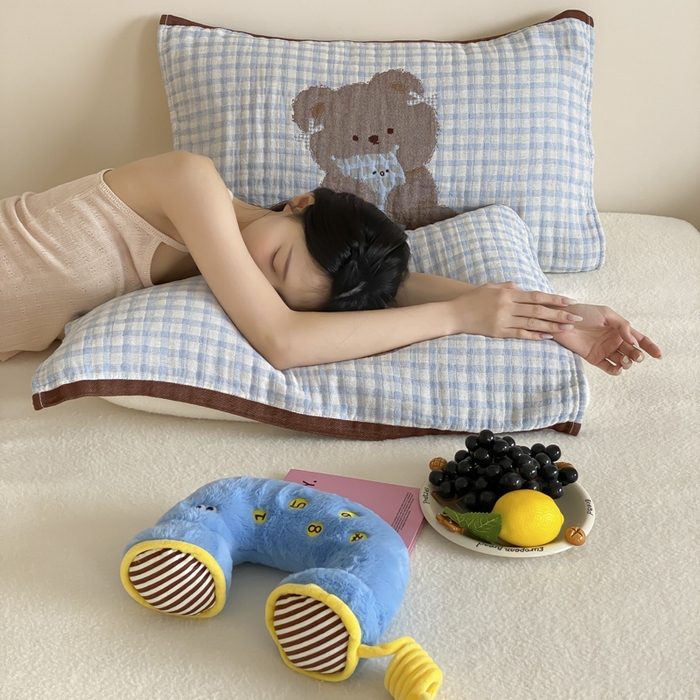 91家纺网 家纺一手货源 找家纺 麻依 2025新款治愈风全棉纯棉四层纱布枕巾 抱枕小熊