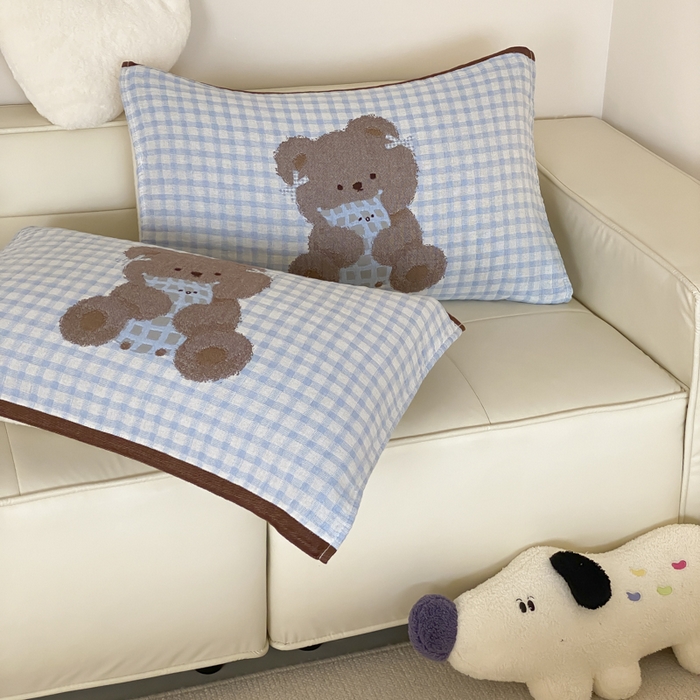 91家纺网 家纺一手货源 找家纺 麻依 2025新款治愈风全棉纯棉四层纱布枕巾 抱枕小熊