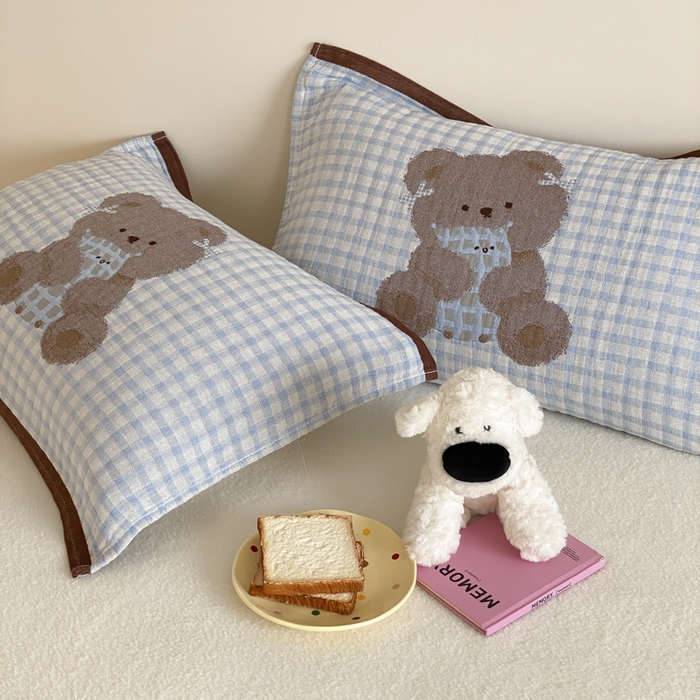 91家纺网 家纺一手货源 找家纺 麻依 2025新款治愈风全棉纯棉四层纱布枕巾 抱枕小熊