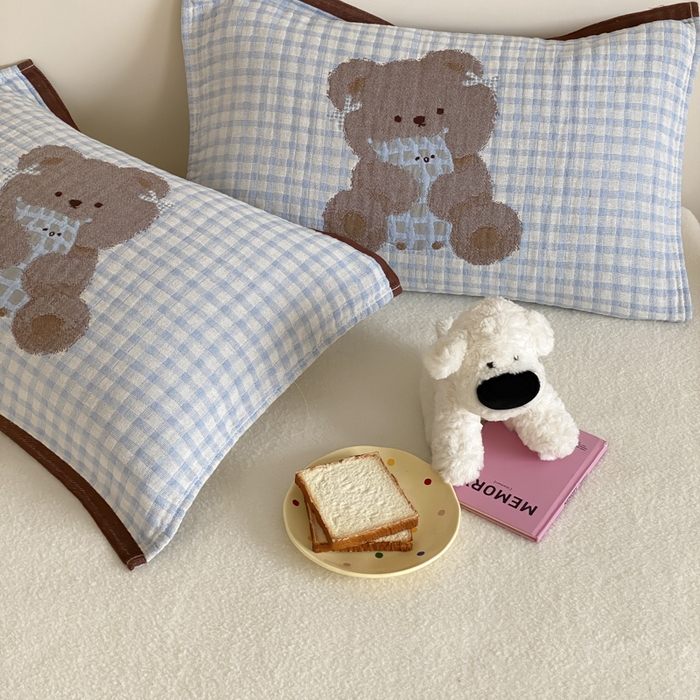 91家纺网 家纺一手货源 找家纺 麻依 2025新款治愈风全棉纯棉四层纱布枕巾 抱枕小熊