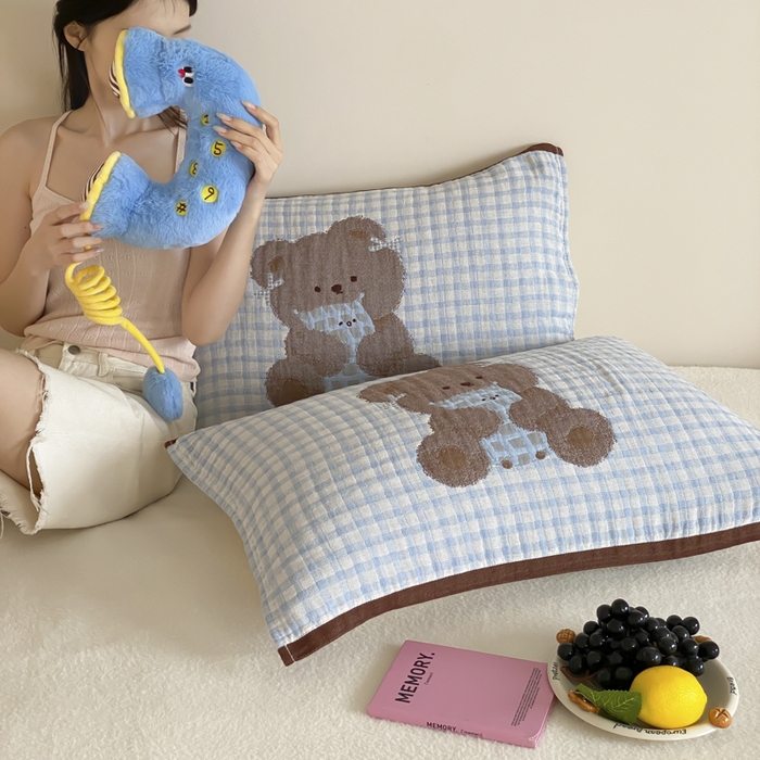 91家纺网 家纺一手货源 找家纺 麻依 2025新款治愈风全棉纯棉四层纱布枕巾 抱枕小熊