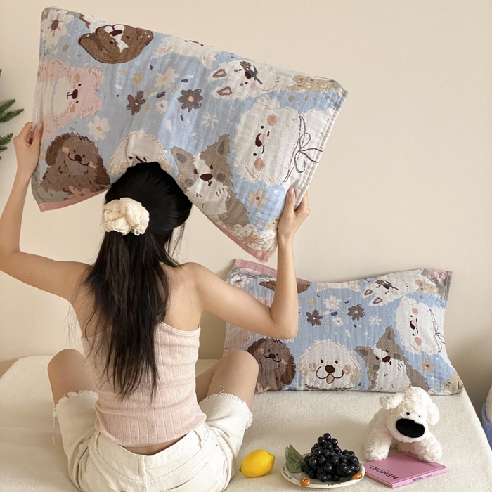 91家纺网 家纺一手货源 找家纺 麻依 2025新款治愈风全棉纯棉四层纱布枕巾 暖心小狗