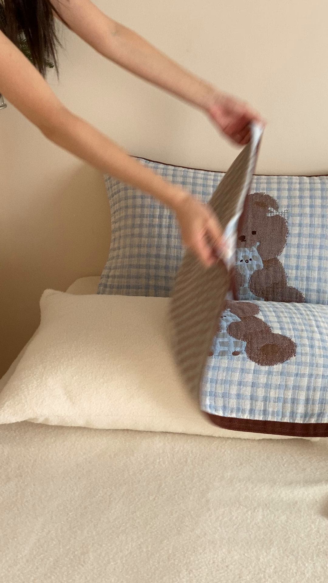 91家纺网 家纺一手货源 找家纺 麻依 2025新款治愈风全棉纯棉四层纱布枕巾 抱枕小熊