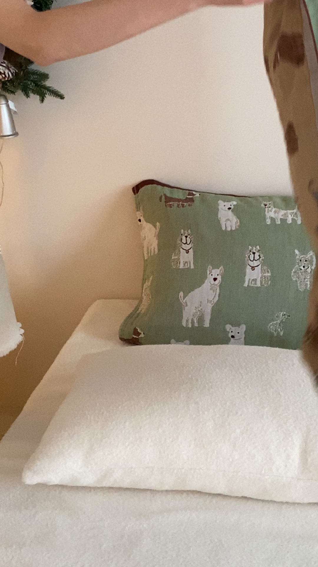 91家纺网 家纺一手货源 找家纺 麻依 2025新款治愈风全棉纯棉四层纱布枕巾 好多狗