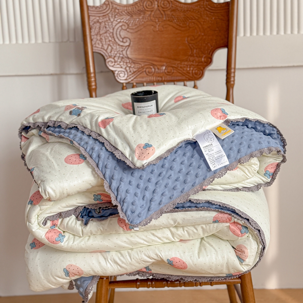 睡美美家纺 2025新款秋冬亲肤柔软豆豆绒花边款冬被被芯 草莓日记