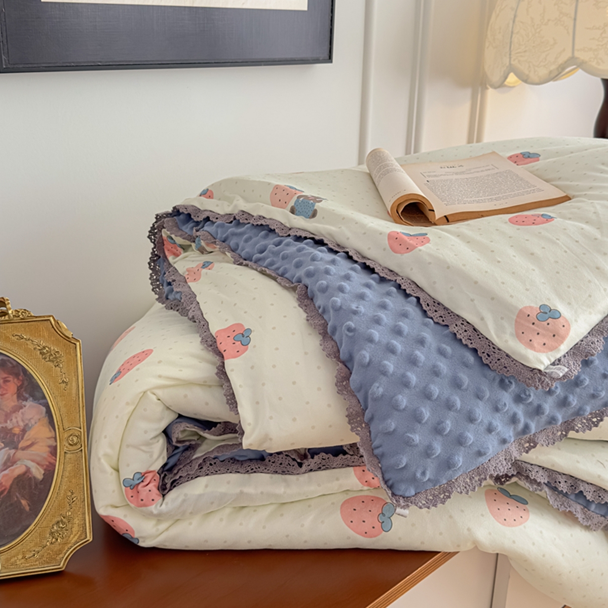 91家纺网 家纺一手货源 找家纺 睡美美家纺 2025新款秋冬亲肤柔软豆豆绒花边款冬被被芯 草莓日记