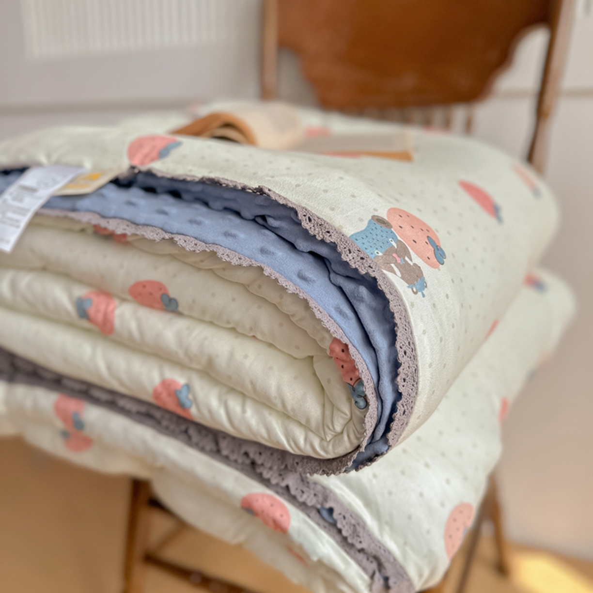 91家纺网 家纺一手货源 找家纺 睡美美家纺 2025新款秋冬亲肤柔软豆豆绒花边款冬被被芯 草莓日记