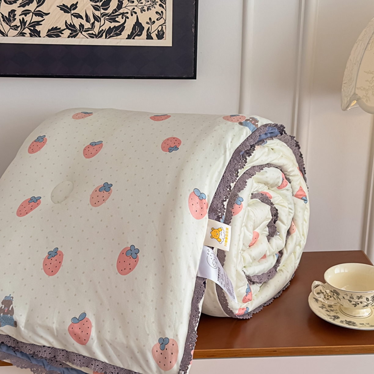 91家纺网 家纺一手货源 找家纺 睡美美家纺 2025新款秋冬亲肤柔软豆豆绒花边款冬被被芯 草莓日记