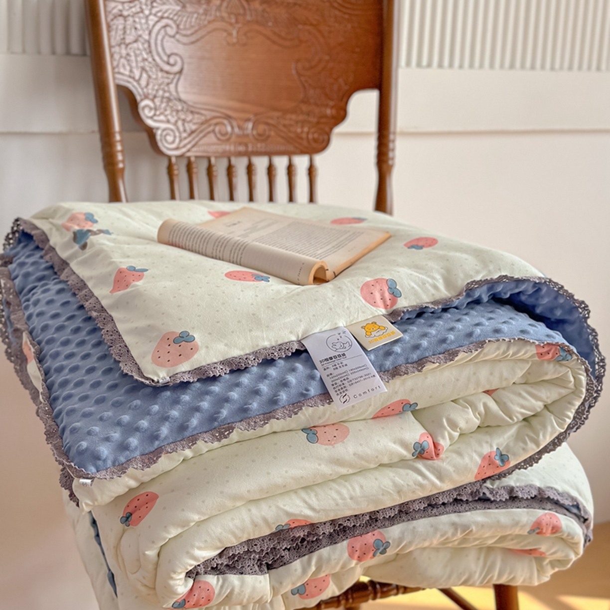 91家纺网 家纺一手货源 找家纺 睡美美家纺 2025新款秋冬亲肤柔软豆豆绒花边款冬被被芯 草莓日记