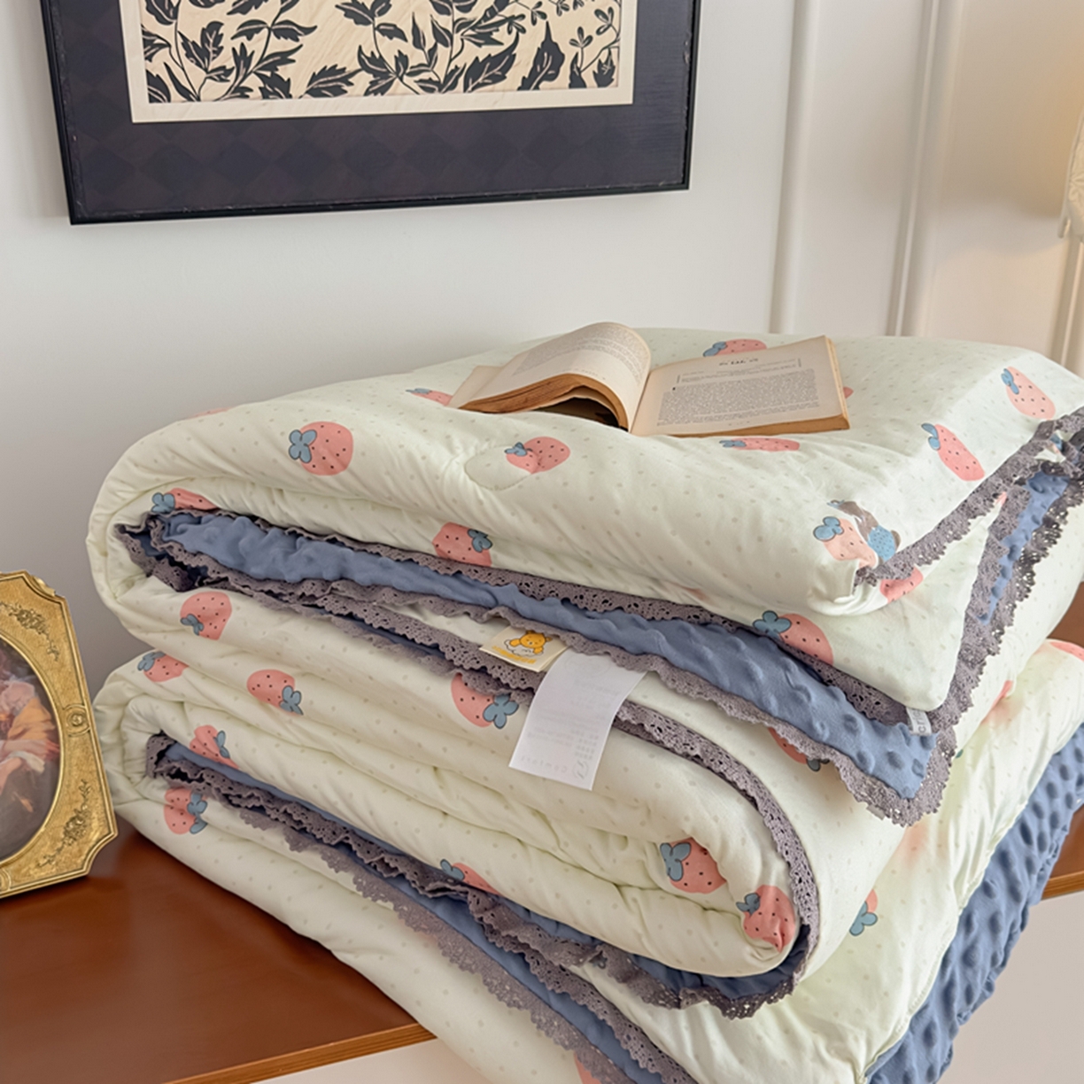 91家纺网 家纺一手货源 找家纺 睡美美家纺 2025新款秋冬亲肤柔软豆豆绒花边款冬被被芯 草莓日记
