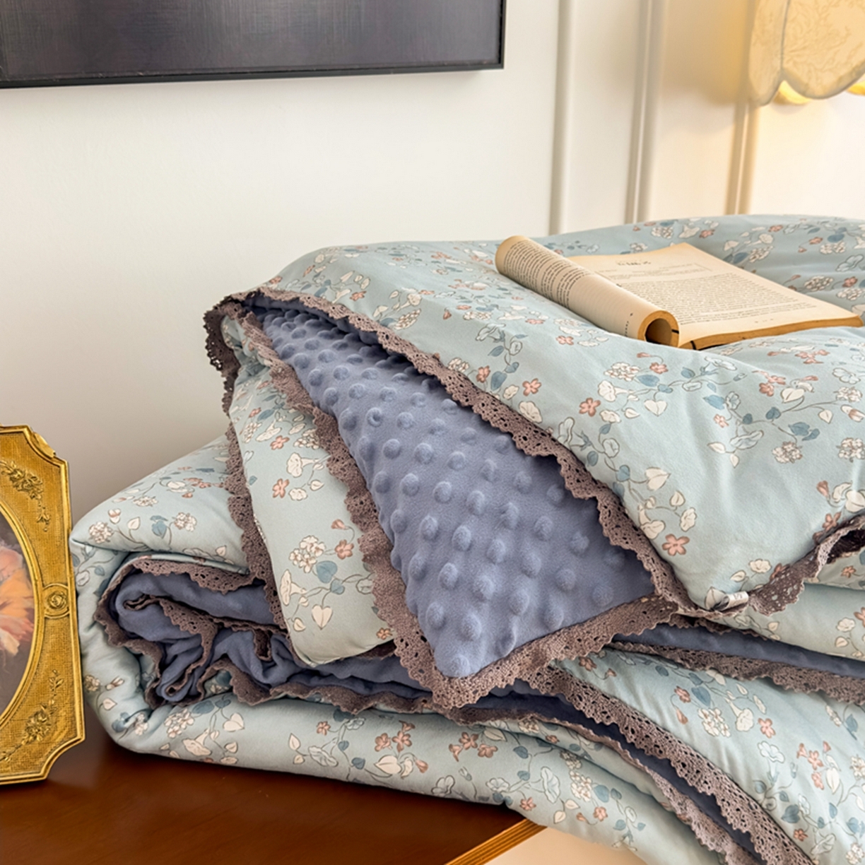 91家纺网 家纺一手货源 找家纺 睡美美家纺 2025新款秋冬亲肤柔软豆豆绒花边款冬被被芯 朝花夕拾