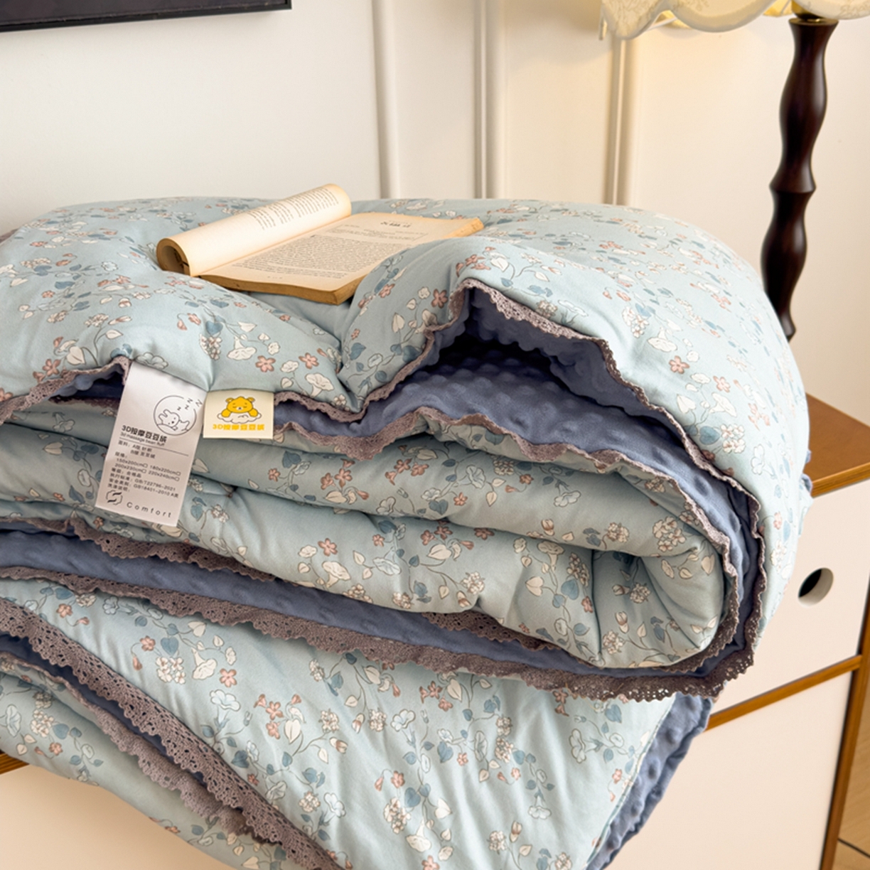 91家纺网 家纺一手货源 找家纺 睡美美家纺 2025新款秋冬亲肤柔软豆豆绒花边款冬被被芯 朝花夕拾