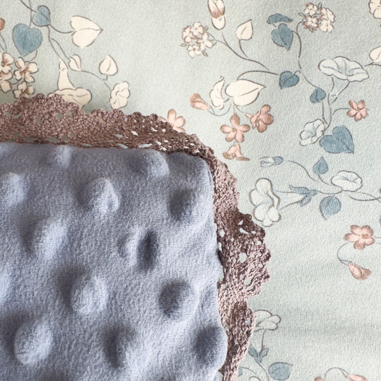 91家纺网 家纺一手货源 找家纺 睡美美家纺 2025新款秋冬亲肤柔软豆豆绒花边款冬被被芯 朝花夕拾