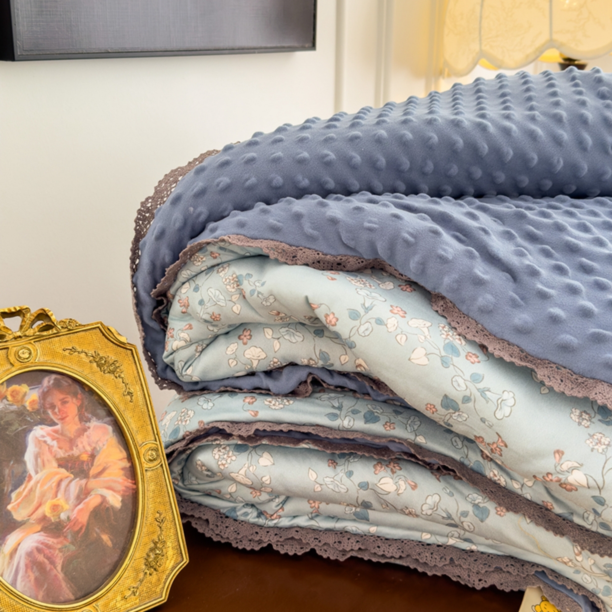 91家纺网 家纺一手货源 找家纺 睡美美家纺 2025新款秋冬亲肤柔软豆豆绒花边款冬被被芯 朝花夕拾