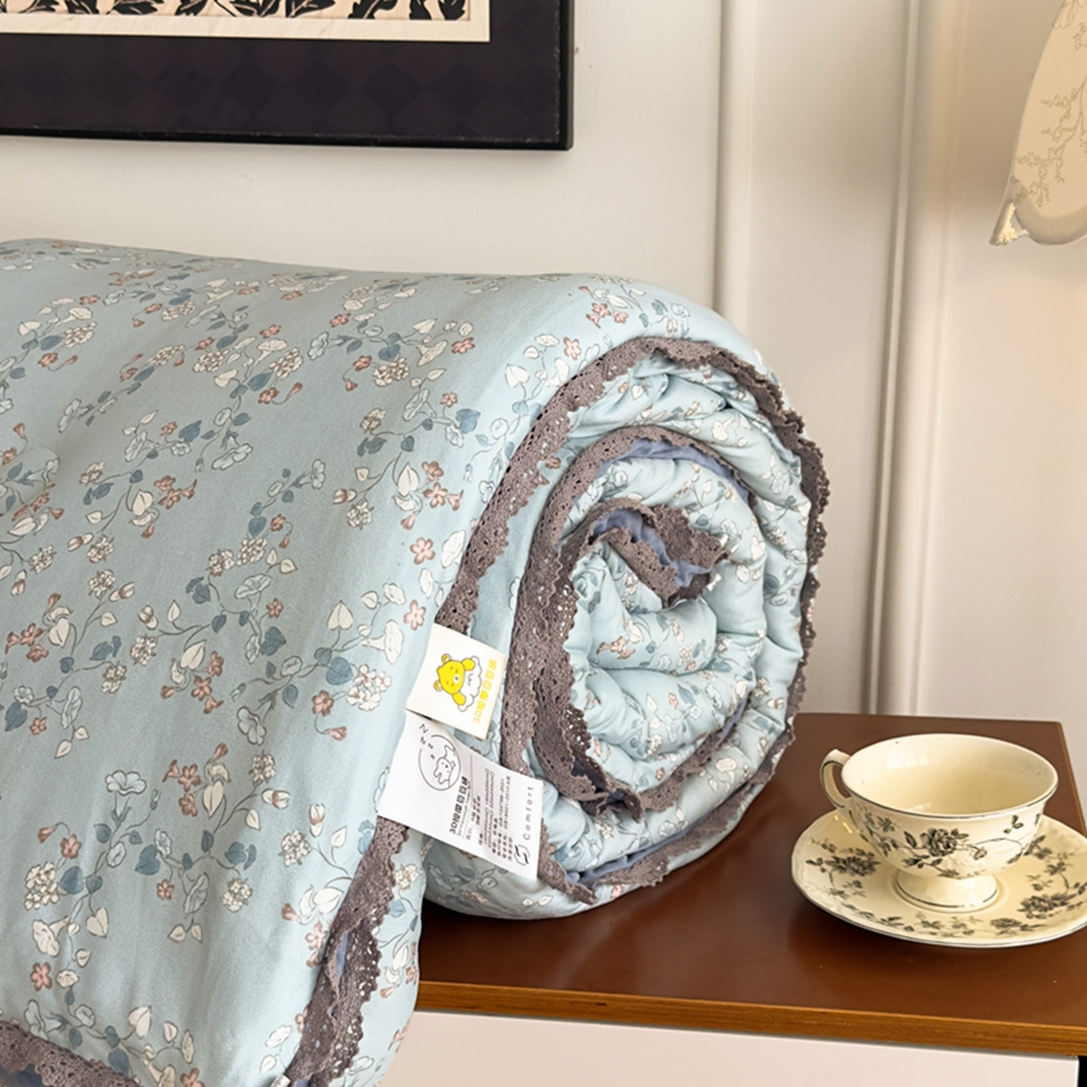 91家纺网 家纺一手货源 找家纺 睡美美家纺 2025新款秋冬亲肤柔软豆豆绒花边款冬被被芯 朝花夕拾