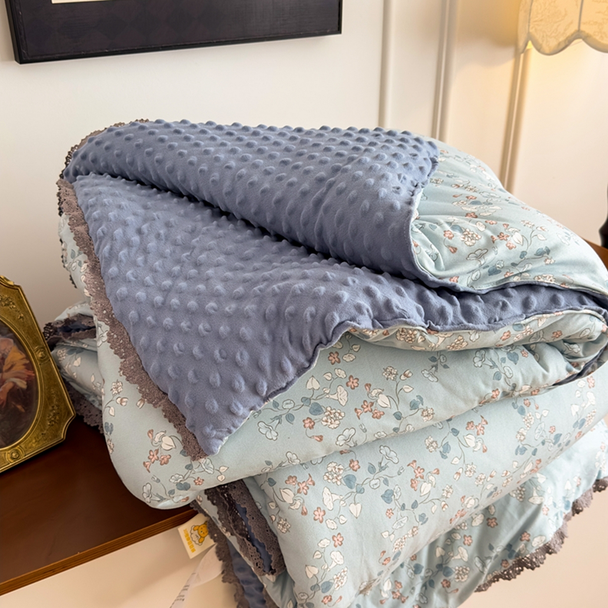 91家纺网 家纺一手货源 找家纺 睡美美家纺 2025新款秋冬亲肤柔软豆豆绒花边款冬被被芯 朝花夕拾
