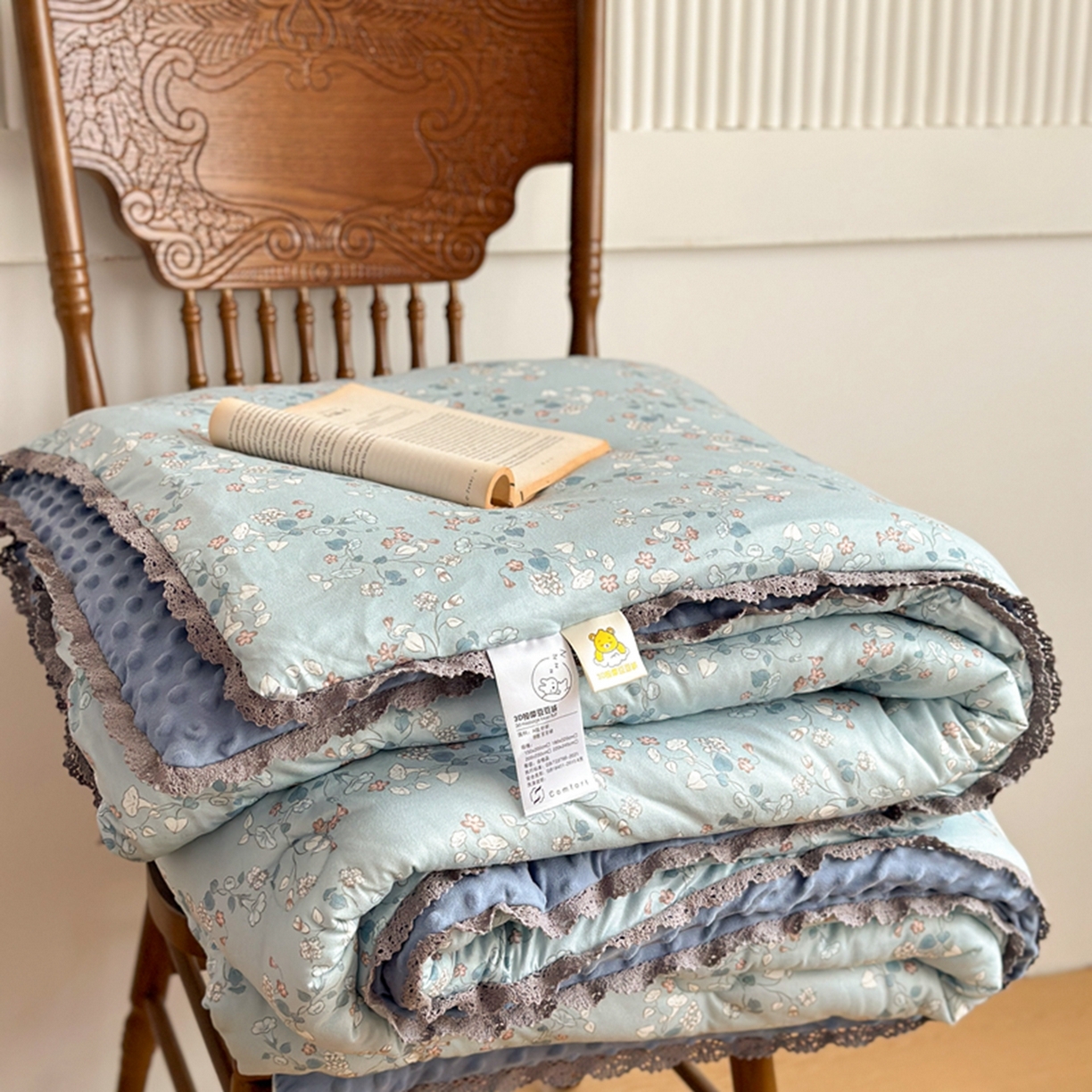 91家纺网 家纺一手货源 找家纺 睡美美家纺 2025新款秋冬亲肤柔软豆豆绒花边款冬被被芯 朝花夕拾