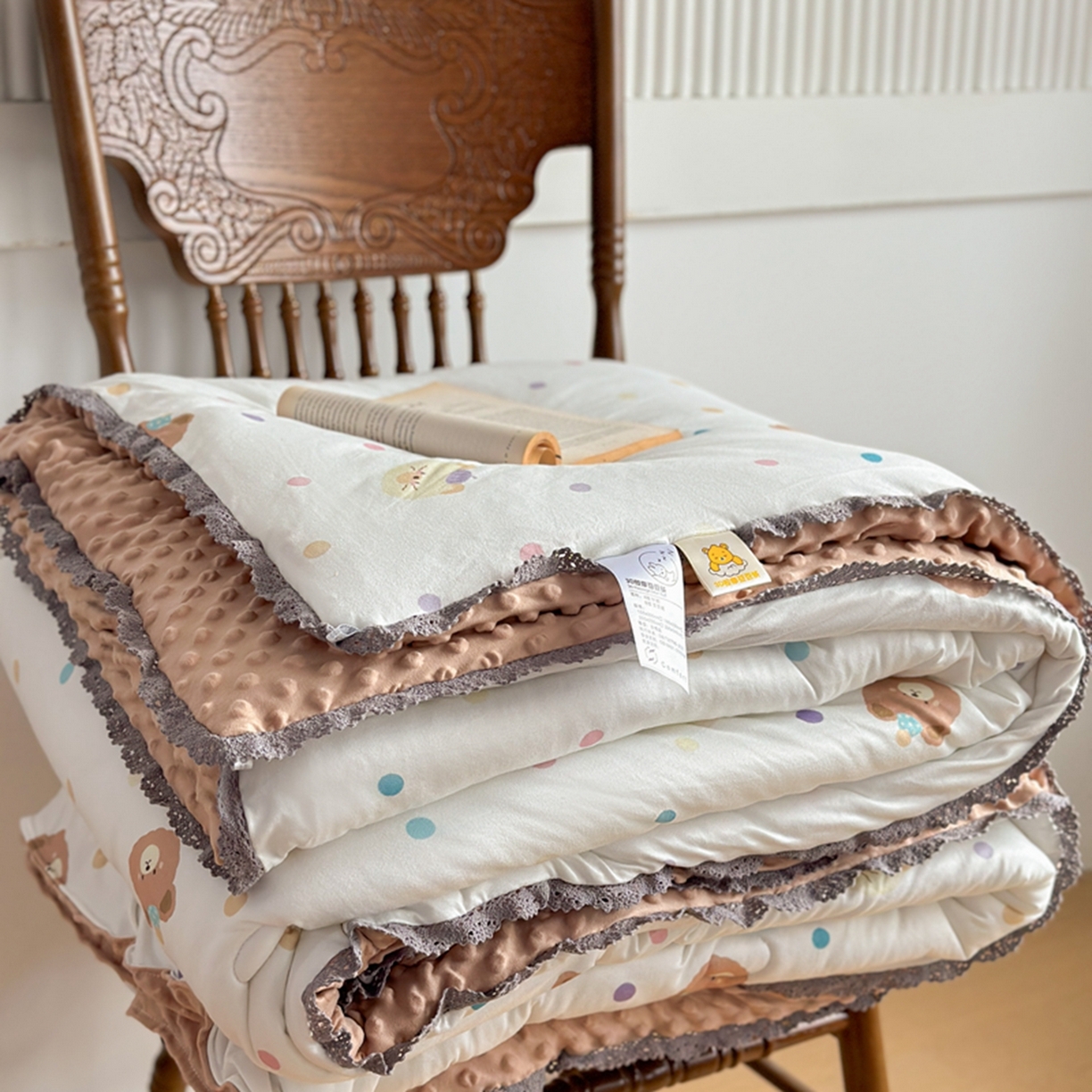 91家纺网 家纺一手货源 找家纺 睡美美家纺 2025新款秋冬亲肤柔软豆豆绒花边款冬被被芯 可爱熊