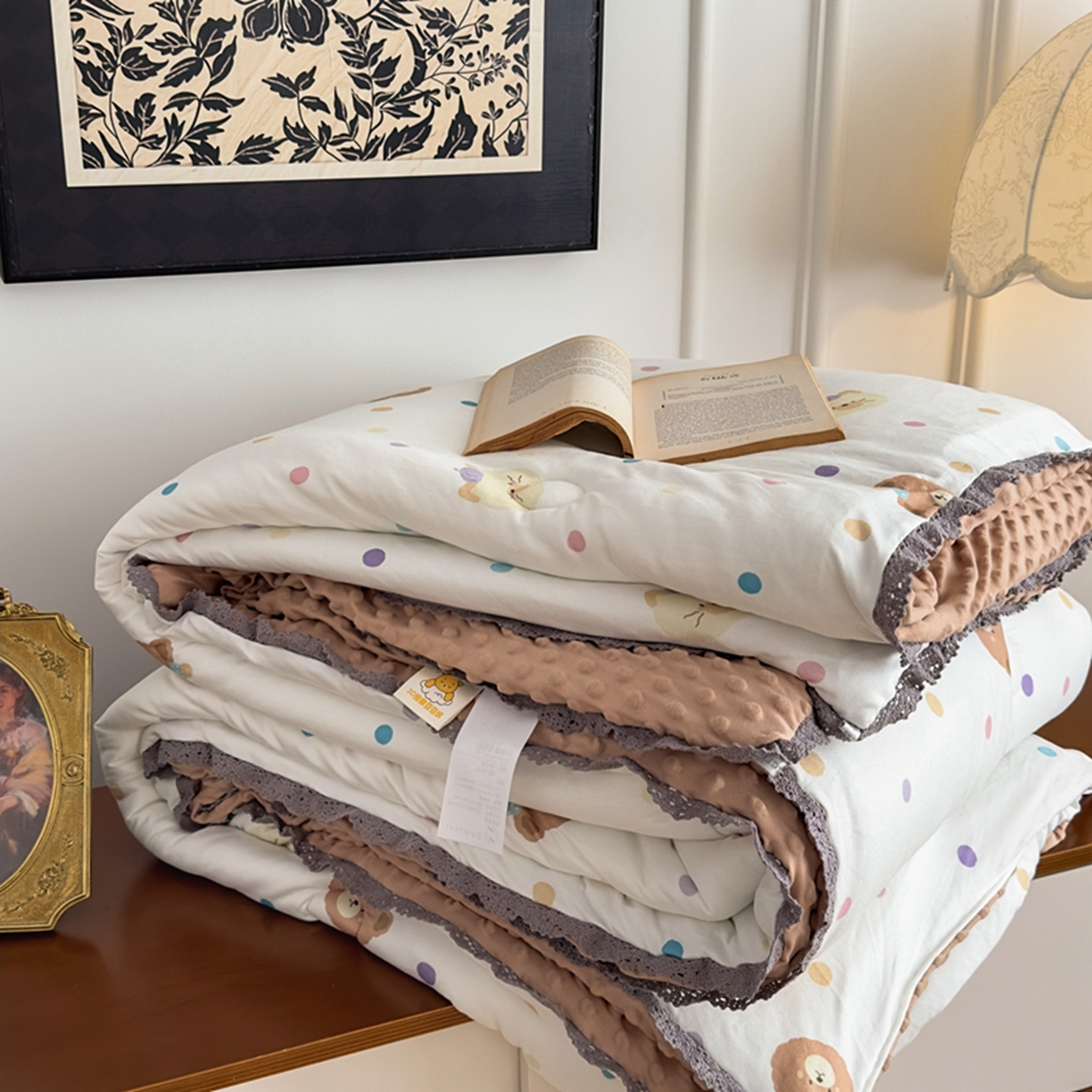 91家纺网 家纺一手货源 找家纺 睡美美家纺 2025新款秋冬亲肤柔软豆豆绒花边款冬被被芯 可爱熊
