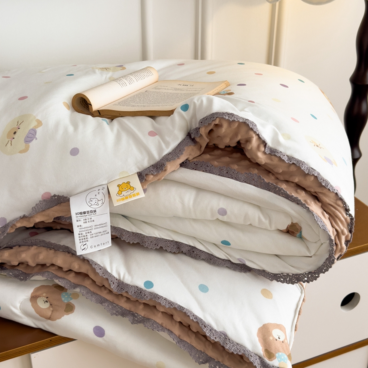 91家纺网 家纺一手货源 找家纺 睡美美家纺 2025新款秋冬亲肤柔软豆豆绒花边款冬被被芯 可爱熊