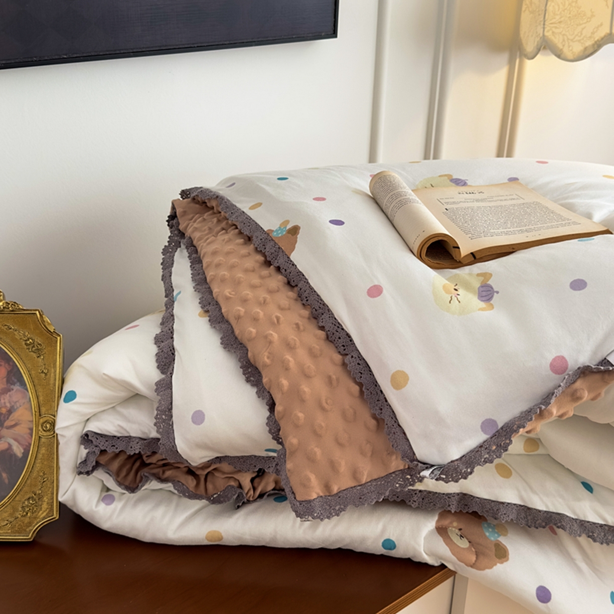 91家纺网 家纺一手货源 找家纺 睡美美家纺 2025新款秋冬亲肤柔软豆豆绒花边款冬被被芯 可爱熊