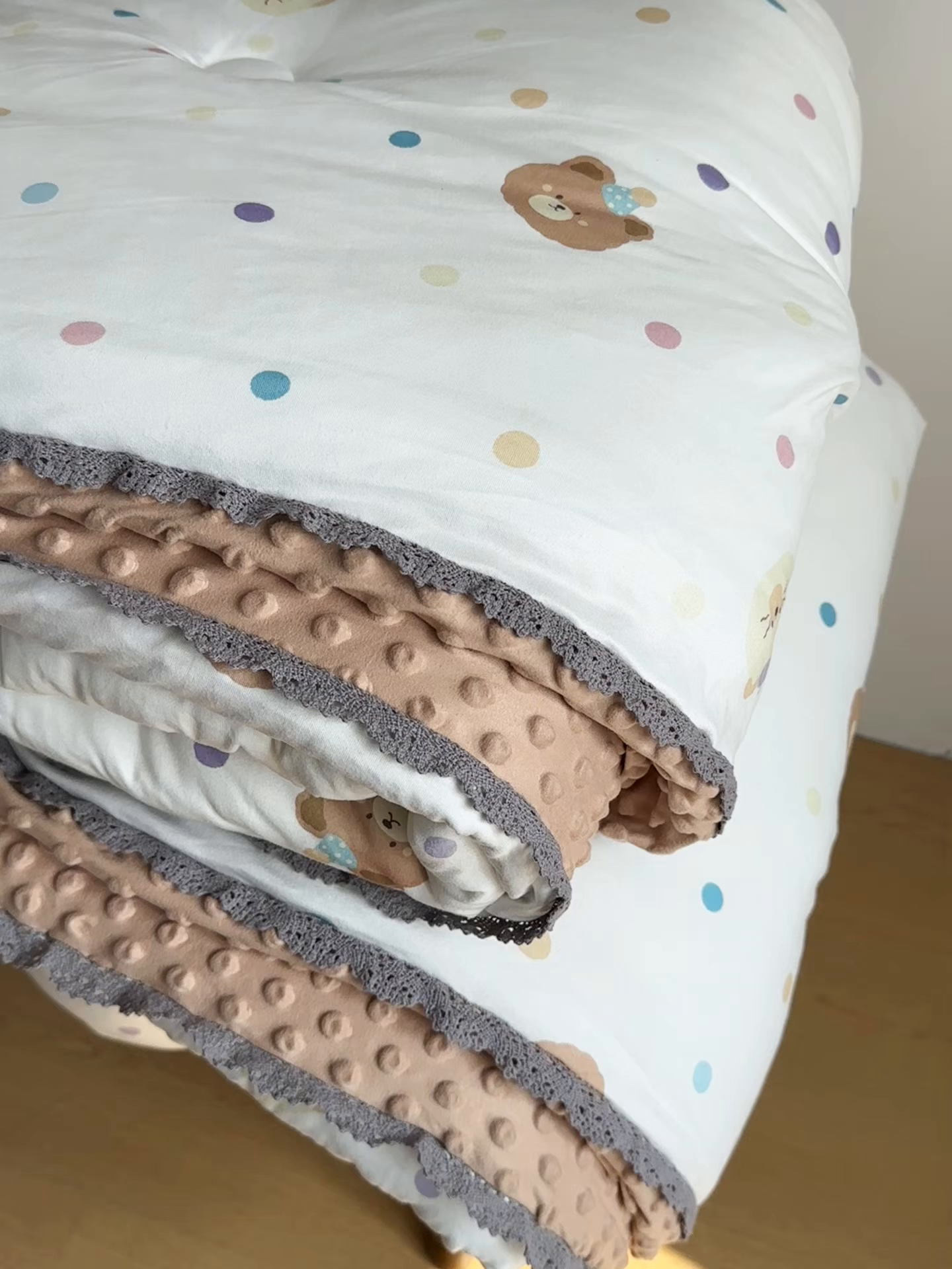 91家纺网 家纺一手货源 找家纺 睡美美家纺 2025新款秋冬亲肤柔软豆豆绒花边款冬被被芯 可爱熊