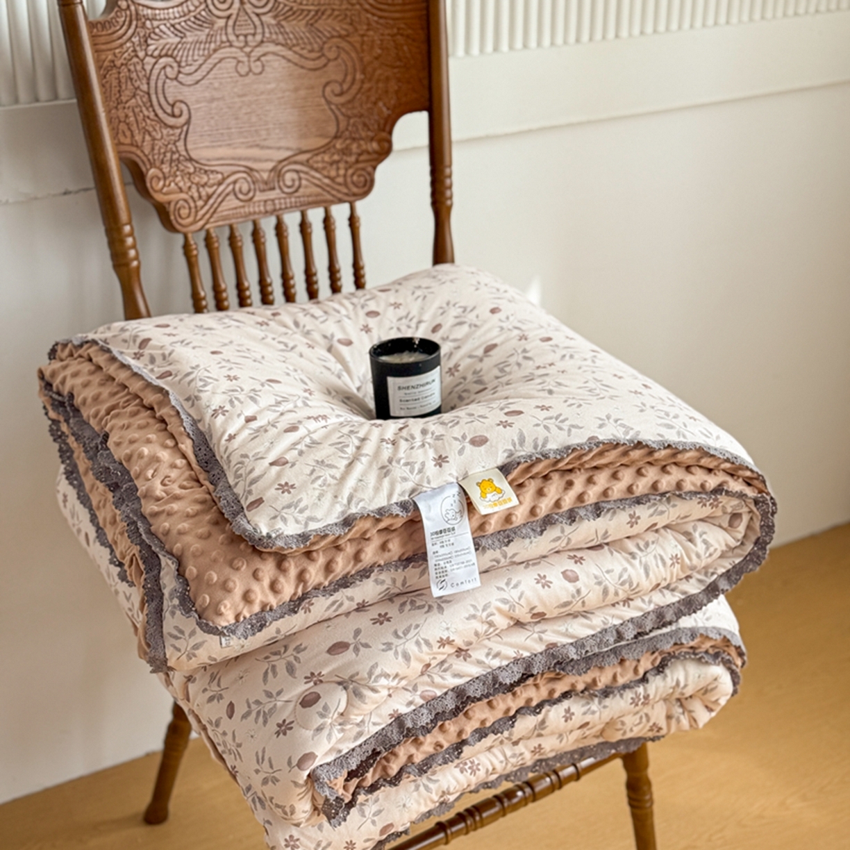 91家纺网 家纺一手货源 找家纺 睡美美家纺 2025新款秋冬亲肤柔软豆豆绒花边款冬被被芯 硕果满园