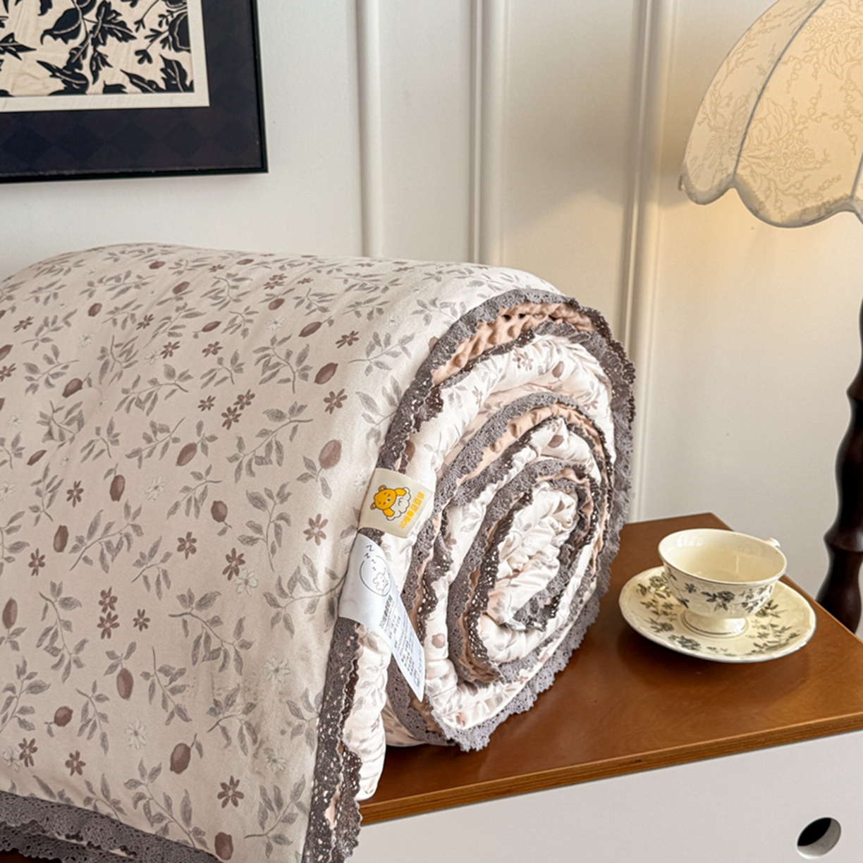 91家纺网 家纺一手货源 找家纺 睡美美家纺 2025新款秋冬亲肤柔软豆豆绒花边款冬被被芯 硕果满园