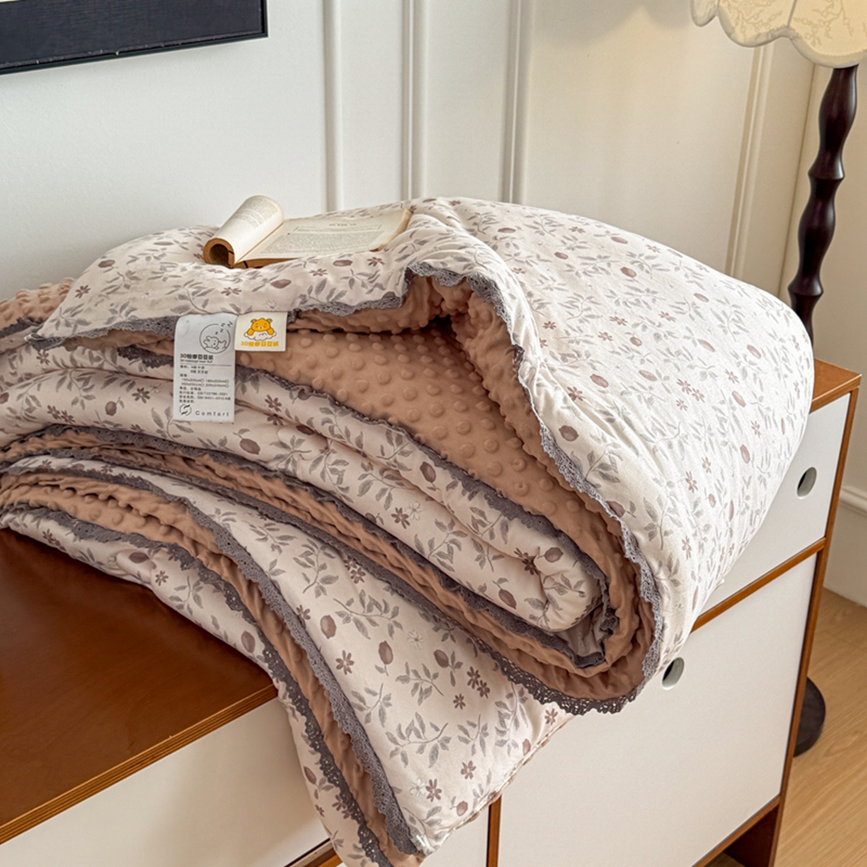 91家纺网 家纺一手货源 找家纺 睡美美家纺 2025新款秋冬亲肤柔软豆豆绒花边款冬被被芯 硕果满园