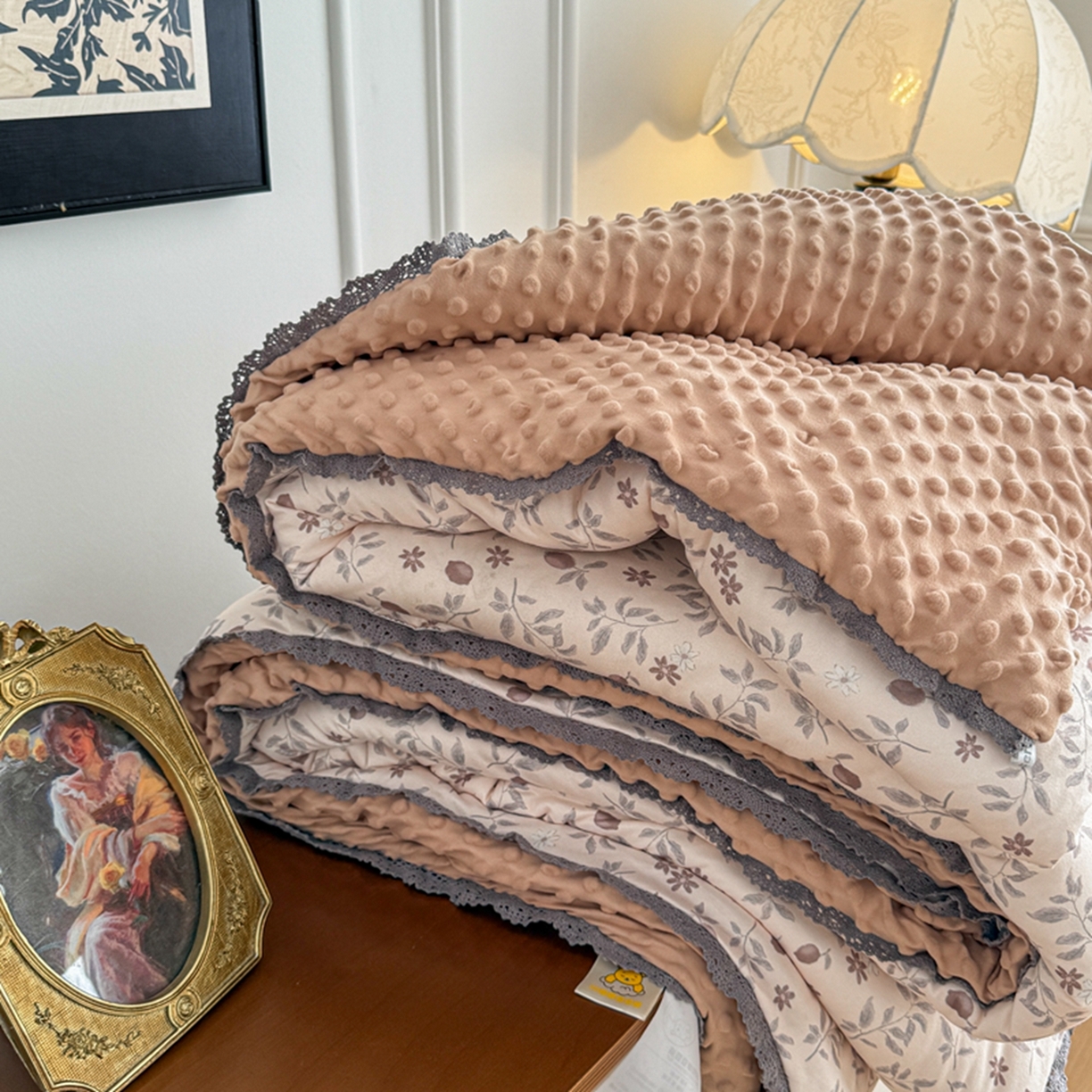 91家纺网 家纺一手货源 找家纺 睡美美家纺 2025新款秋冬亲肤柔软豆豆绒花边款冬被被芯 硕果满园