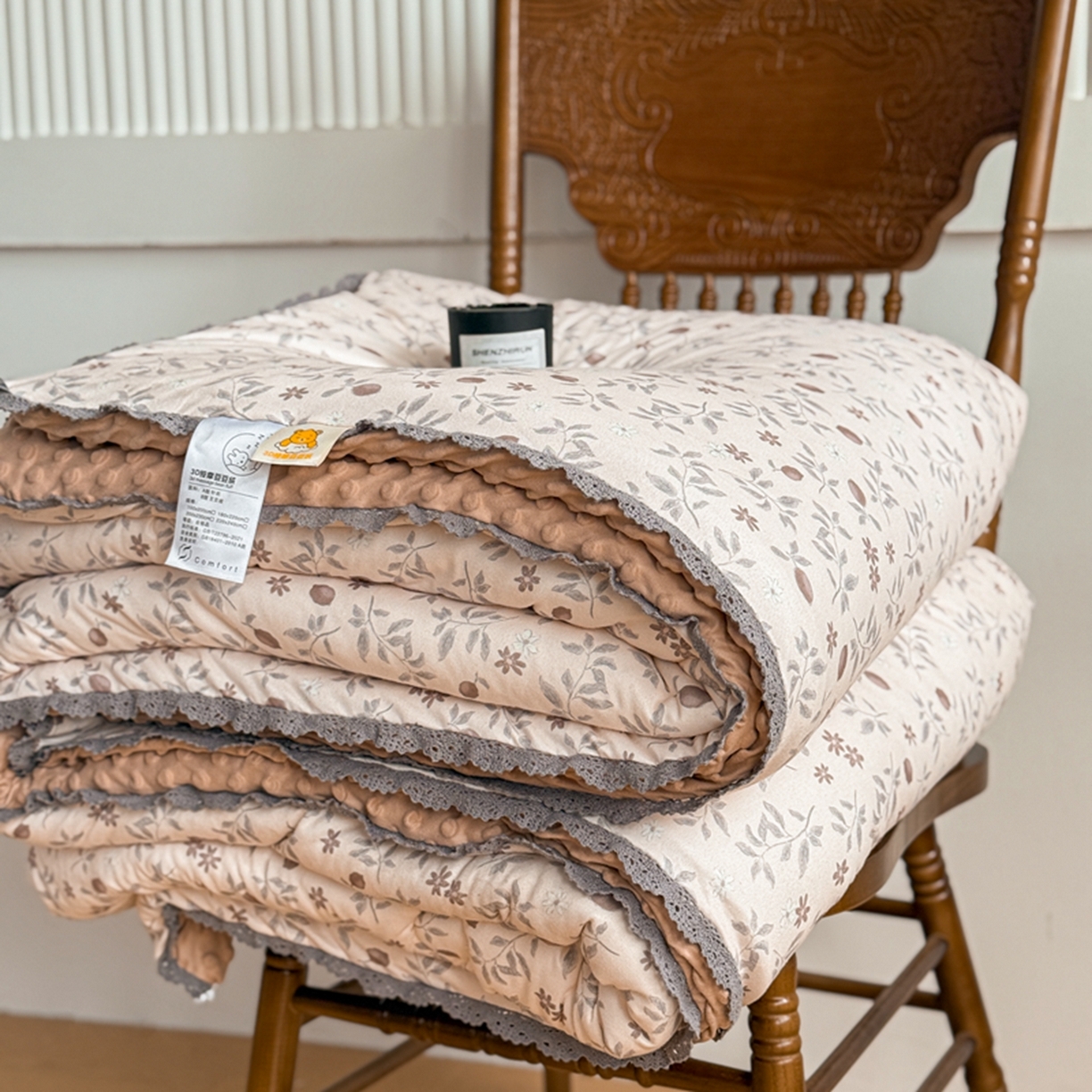 91家纺网 家纺一手货源 找家纺 睡美美家纺 2025新款秋冬亲肤柔软豆豆绒花边款冬被被芯 硕果满园