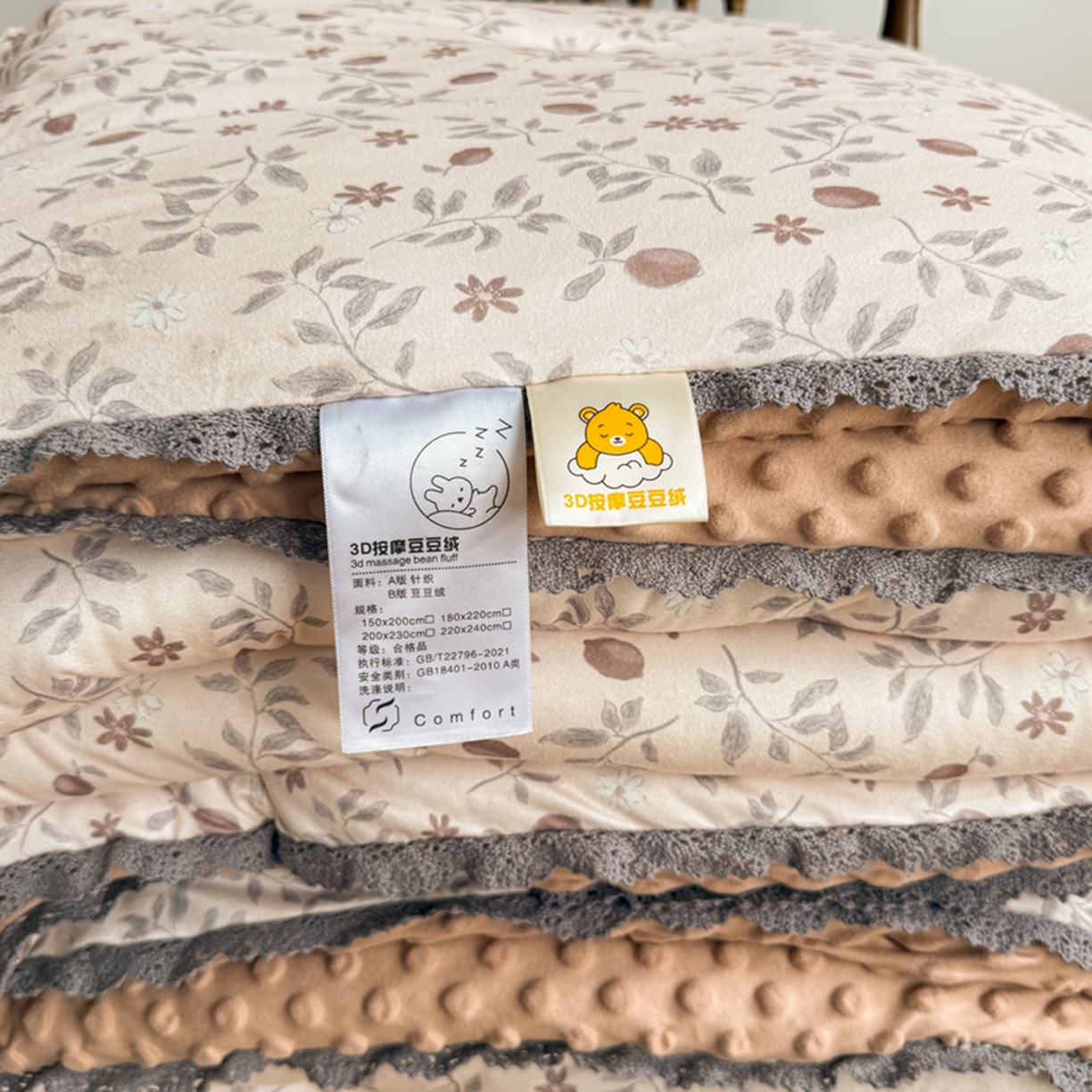 91家纺网 家纺一手货源 找家纺 睡美美家纺 2025新款秋冬亲肤柔软豆豆绒花边款冬被被芯 硕果满园