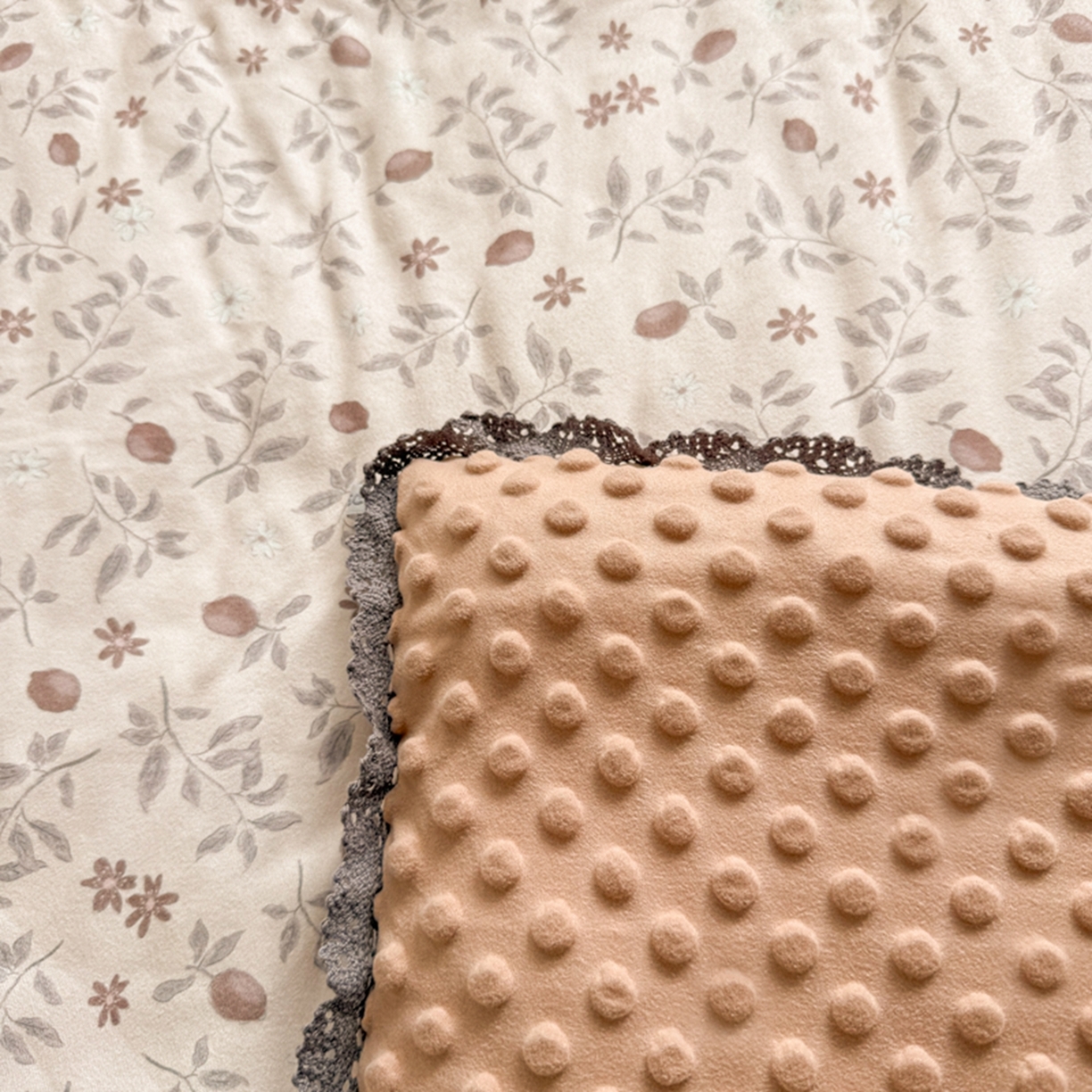 91家纺网 家纺一手货源 找家纺 睡美美家纺 2025新款秋冬亲肤柔软豆豆绒花边款冬被被芯 硕果满园