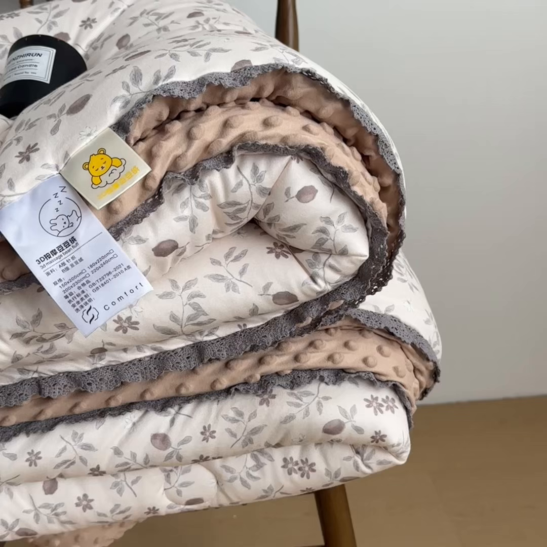 91家纺网 家纺一手货源 找家纺 睡美美家纺 2025新款秋冬亲肤柔软豆豆绒花边款冬被被芯 硕果满园