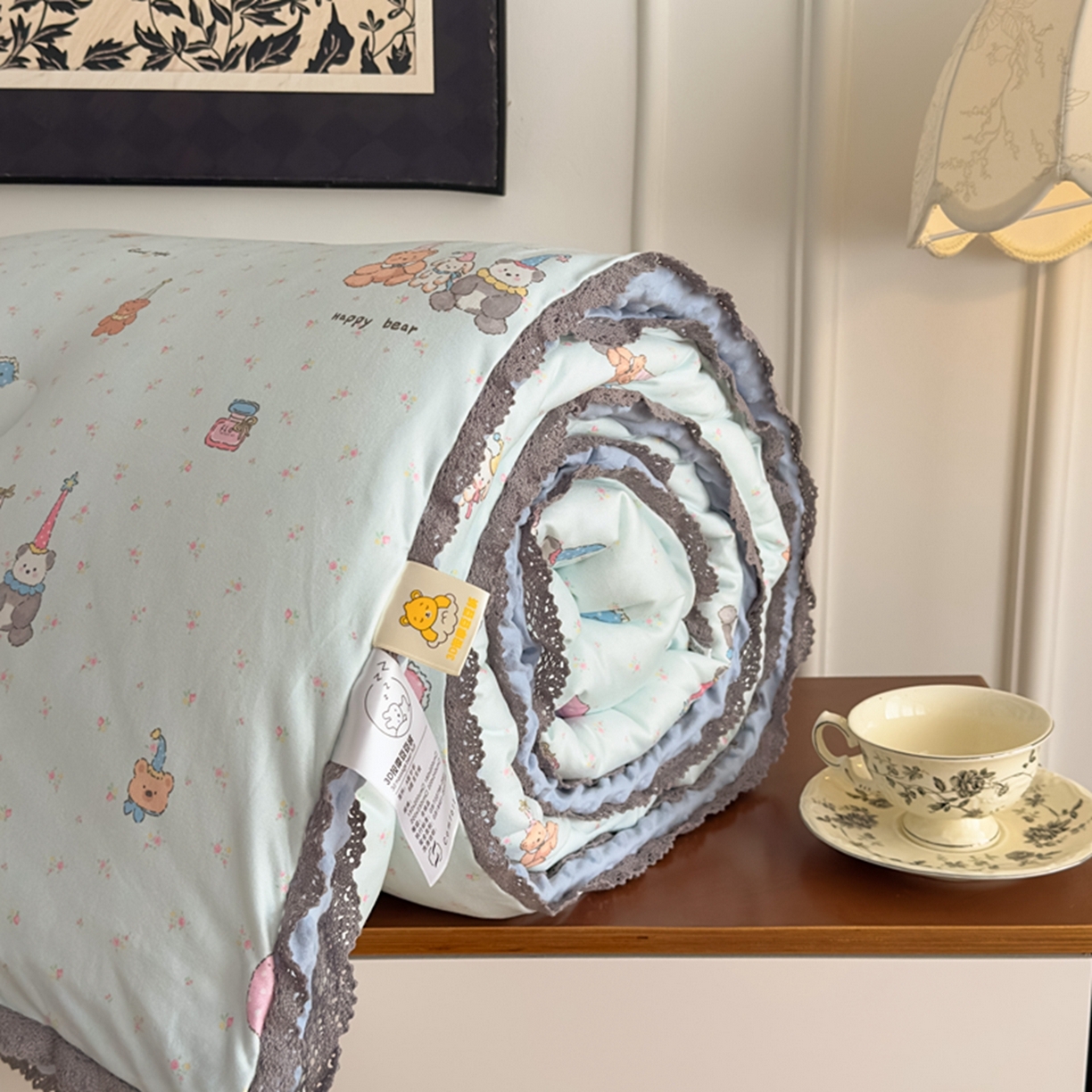 91家纺网 家纺一手货源 找家纺 睡美美家纺 2025新款秋冬亲肤柔软豆豆绒花边款冬被被芯 童话小熊