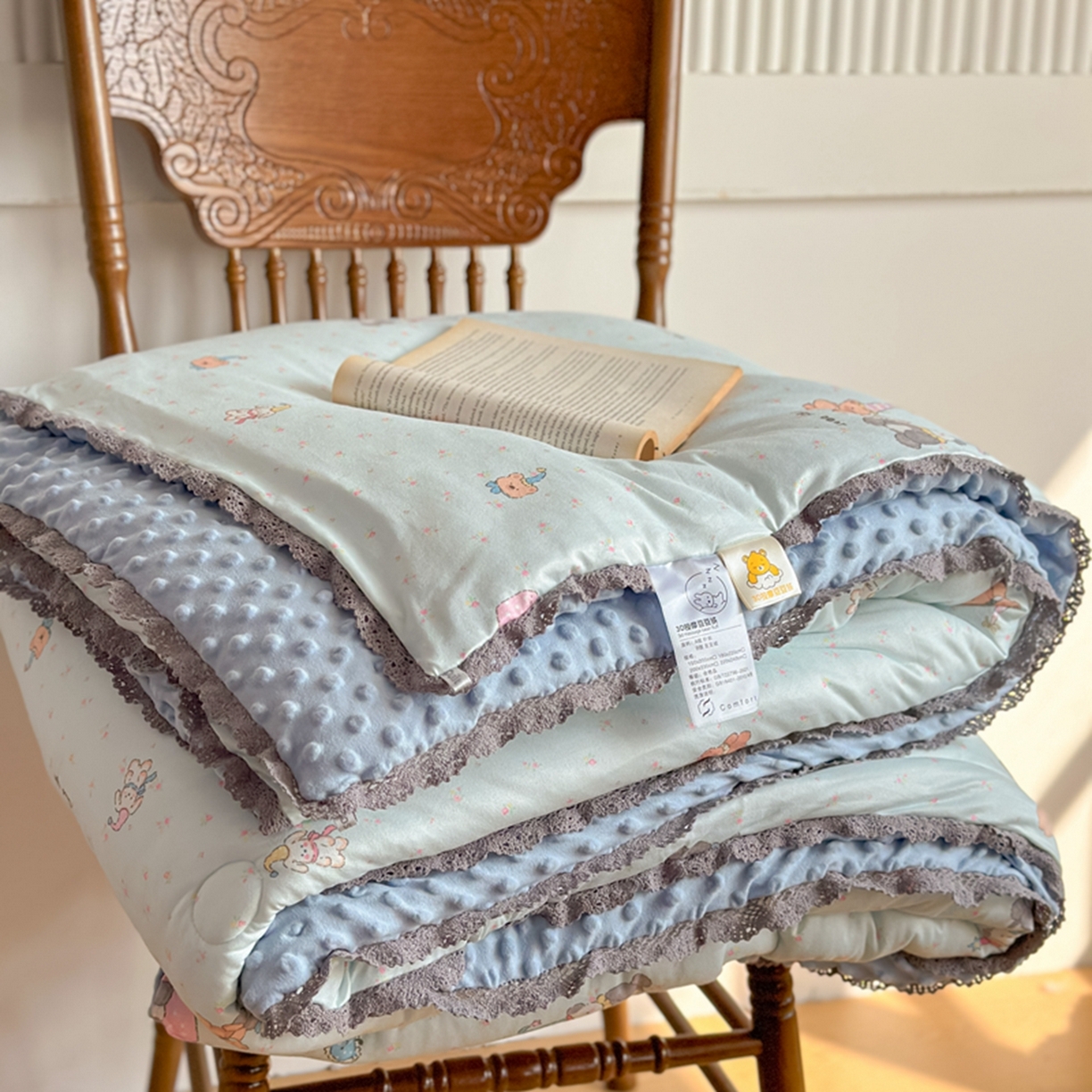 91家纺网 家纺一手货源 找家纺 睡美美家纺 2025新款秋冬亲肤柔软豆豆绒花边款冬被被芯 童话小熊