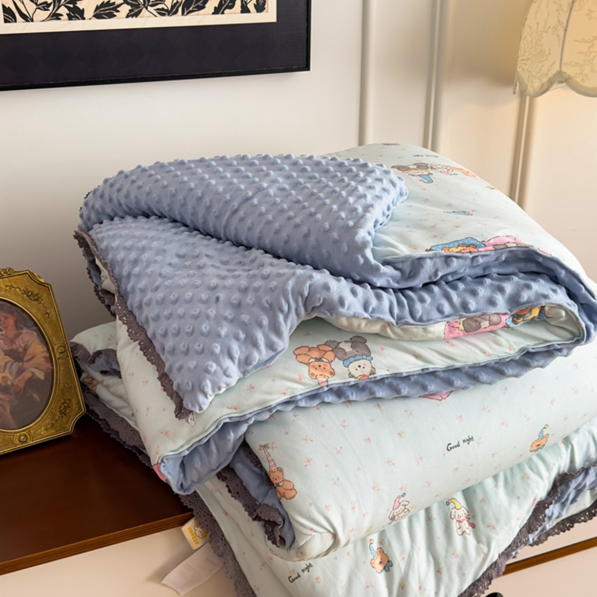 91家纺网 家纺一手货源 找家纺 睡美美家纺 2025新款秋冬亲肤柔软豆豆绒花边款冬被被芯 童话小熊