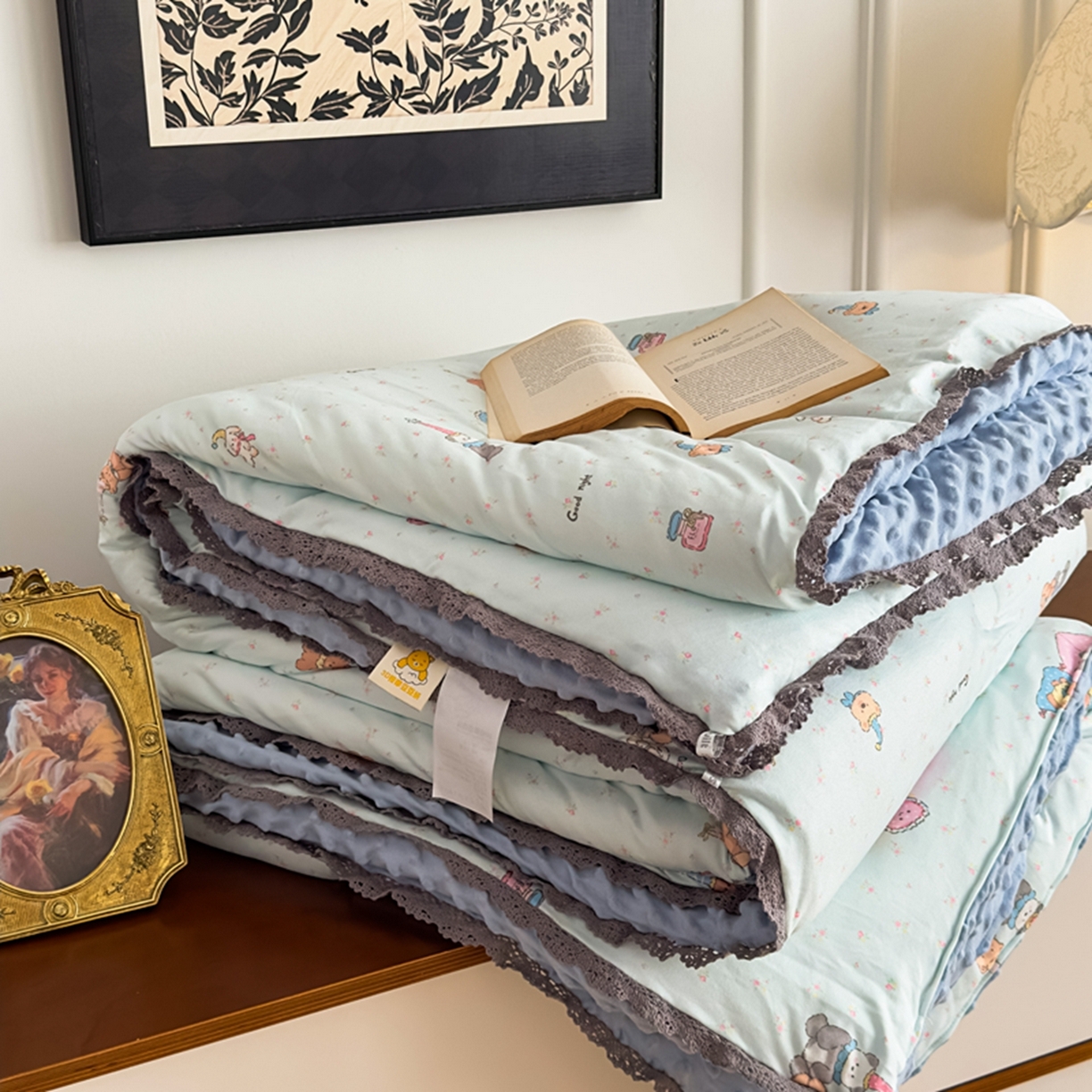 91家纺网 家纺一手货源 找家纺 睡美美家纺 2025新款秋冬亲肤柔软豆豆绒花边款冬被被芯 童话小熊