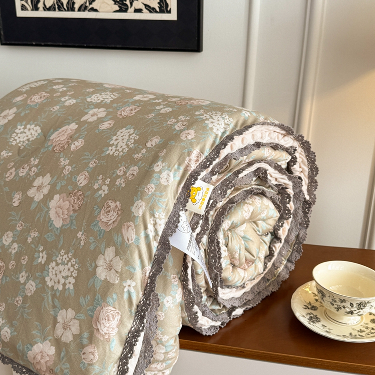 91家纺网 家纺一手货源 找家纺 睡美美家纺 2025新款秋冬亲肤柔软豆豆绒花边款冬被被芯 西野暮色