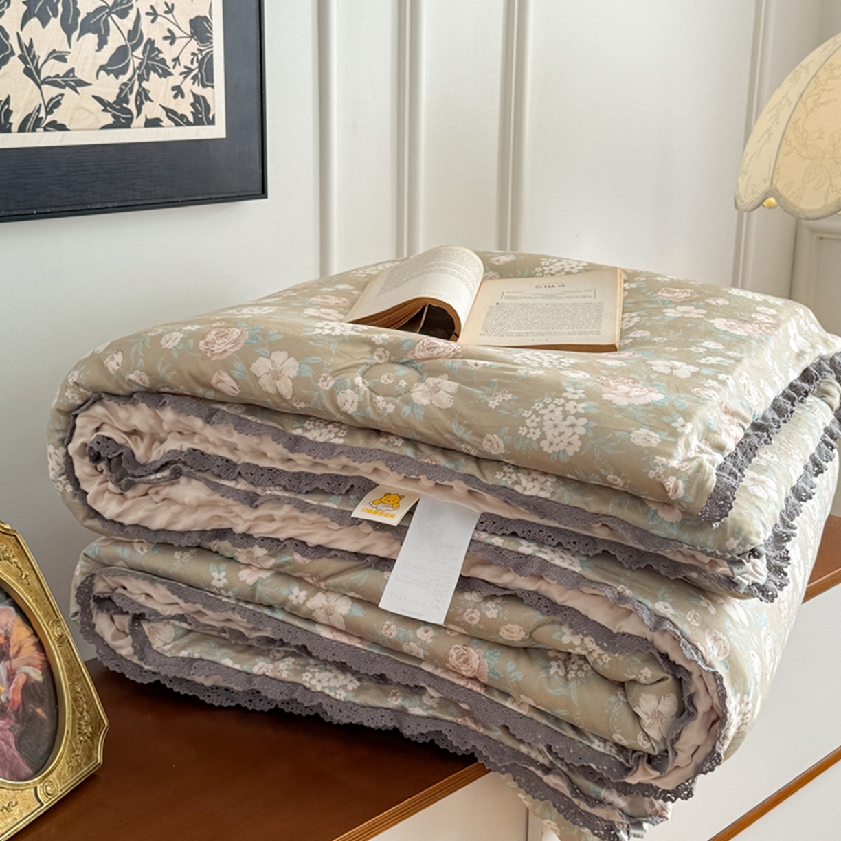 91家纺网 家纺一手货源 找家纺 睡美美家纺 2025新款秋冬亲肤柔软豆豆绒花边款冬被被芯 西野暮色