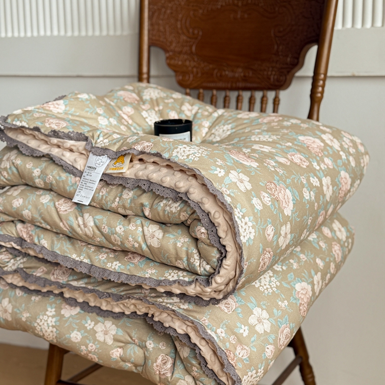 91家纺网 家纺一手货源 找家纺 睡美美家纺 2025新款秋冬亲肤柔软豆豆绒花边款冬被被芯 西野暮色