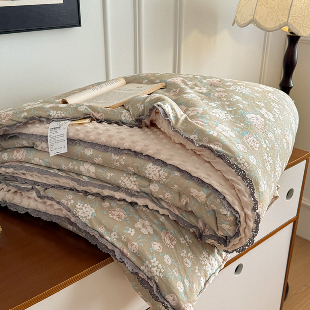 91家纺网 家纺一手货源 找家纺 睡美美家纺 2025新款秋冬亲肤柔软豆豆绒花边款冬被被芯 西野暮色