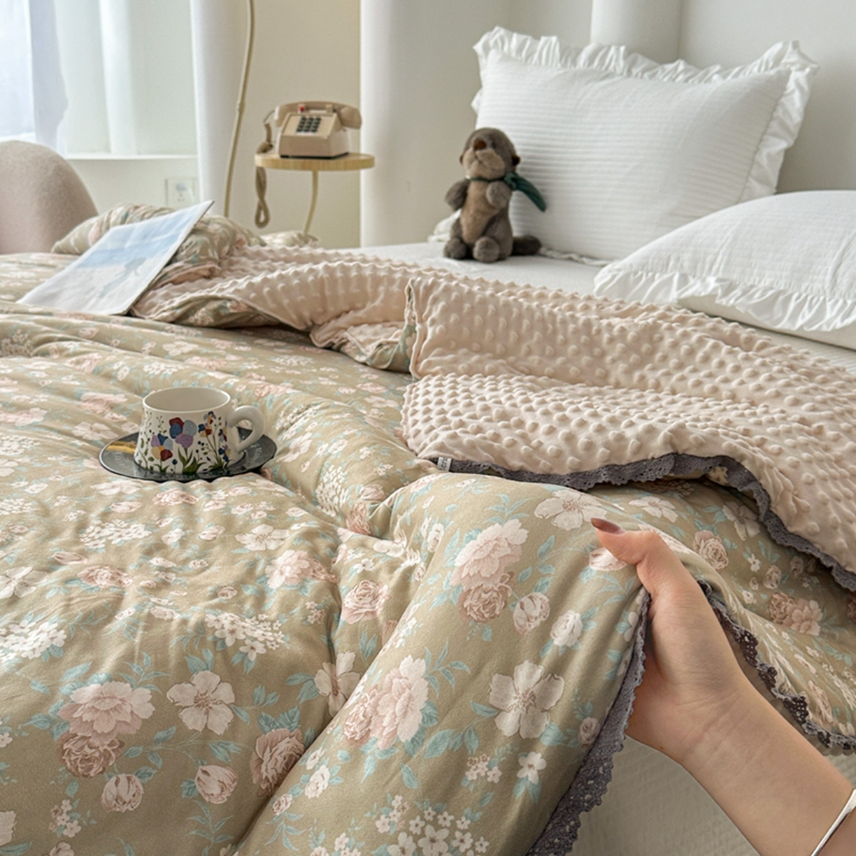 91家纺网 家纺一手货源 找家纺 睡美美家纺 2025新款秋冬亲肤柔软豆豆绒花边款冬被被芯 西野暮色