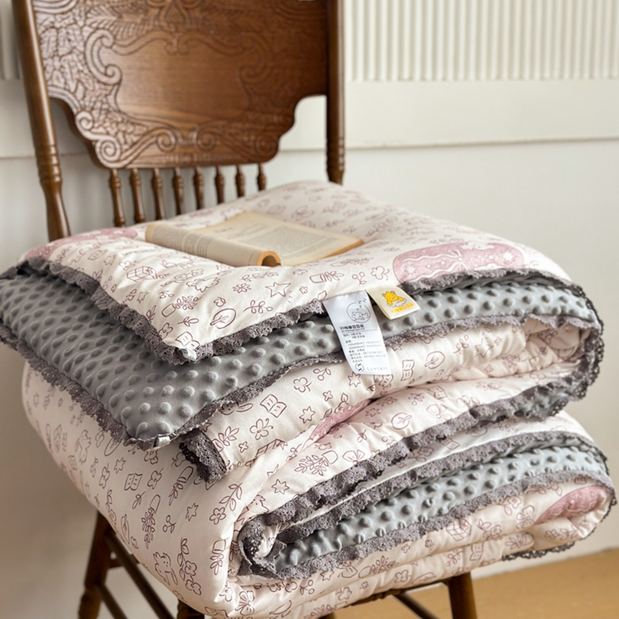 91家纺网 家纺一手货源 找家纺 睡美美家纺 2025新款秋冬亲肤柔软豆豆绒花边款冬被被芯 小兔森林