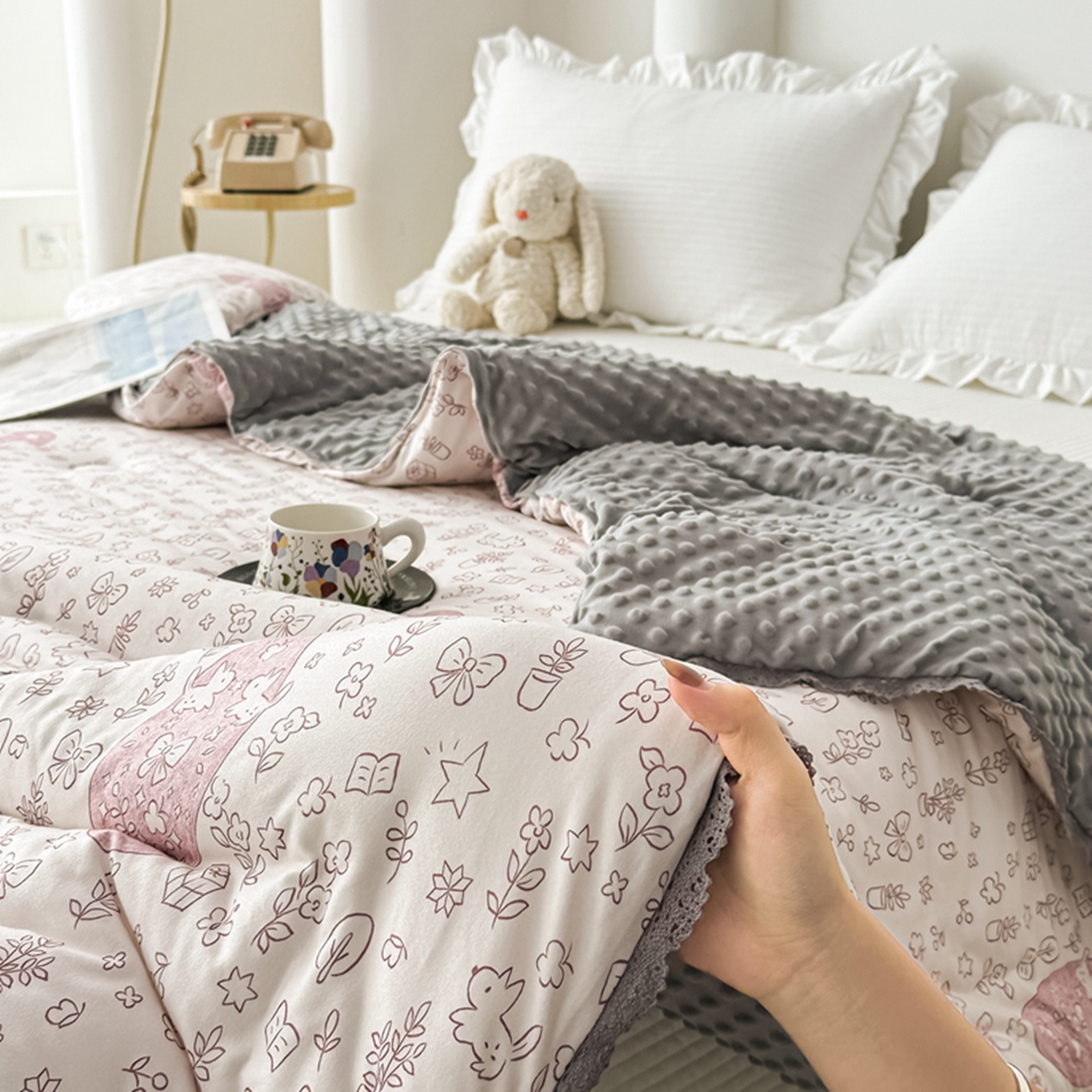 91家纺网 家纺一手货源 找家纺 睡美美家纺 2025新款秋冬亲肤柔软豆豆绒花边款冬被被芯 小兔森林