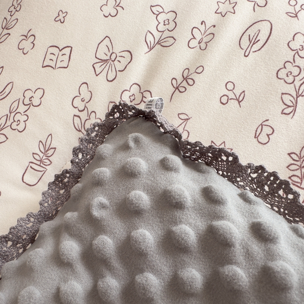 91家纺网 家纺一手货源 找家纺 睡美美家纺 2025新款秋冬亲肤柔软豆豆绒花边款冬被被芯 小兔森林